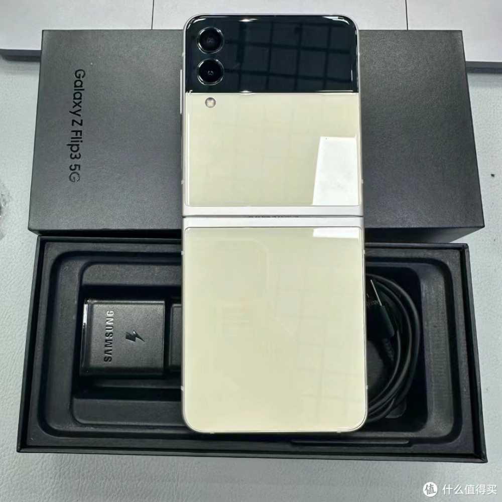 这应该是目前价格最低的一款折叠屏了，三星Z Flip3降至3299元！