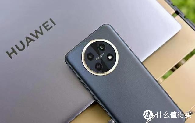 华为再降价：鸿蒙系统+7000毫安+6.95英寸屏+256G大内存，亲民价1479元！