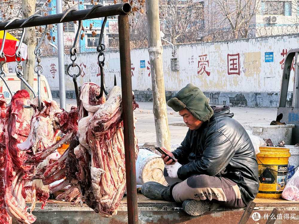 不负春光 篇八：春节年味在哪里？赶集、贴春联、放烟花，全家人的春节才有味