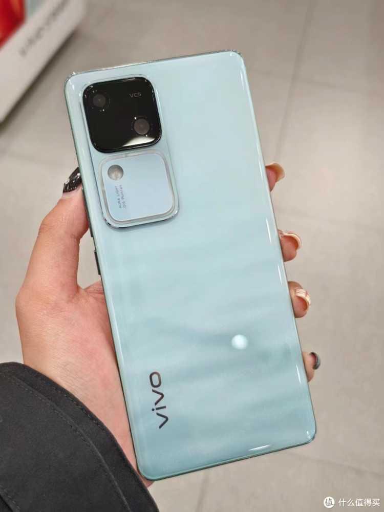 vivo S18 Pro和vivo X100:价格更低是否性价比就更高?插图1 vivo S18 Pro和vivo X100:价格更低是否性价比就更高?