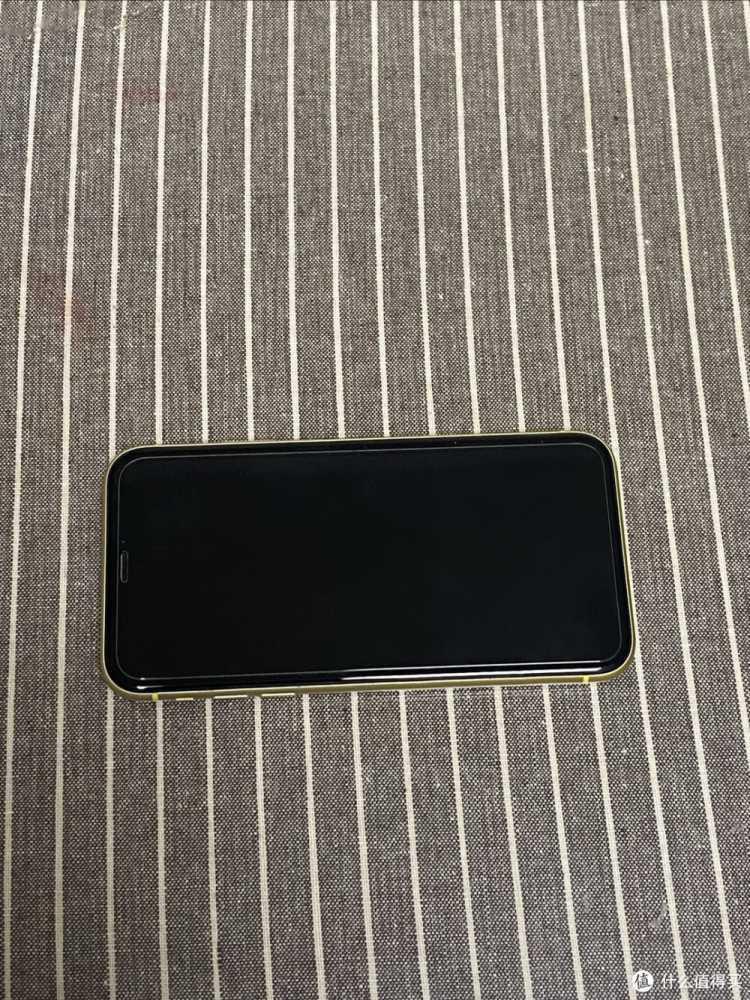 苹果为什么不出lcd屏幕了呢？手持iPhone 11一直在坚持。