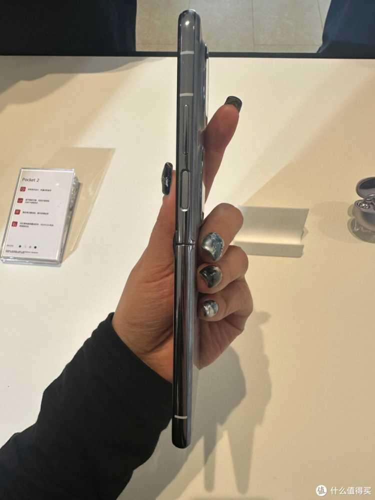 华为Pocket 2真好看！小折叠天花板很稳