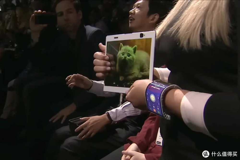 MWC 2024:联想再次推出可以“掰弯”的概念手机插图4 MWC 2024:联想再次推出可以“掰弯”的概念手机