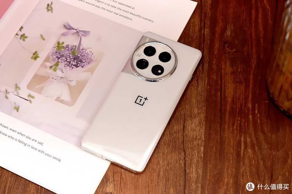 一加十周年数字旗舰，哈苏全焦段超光影加持:一加12上手体验！