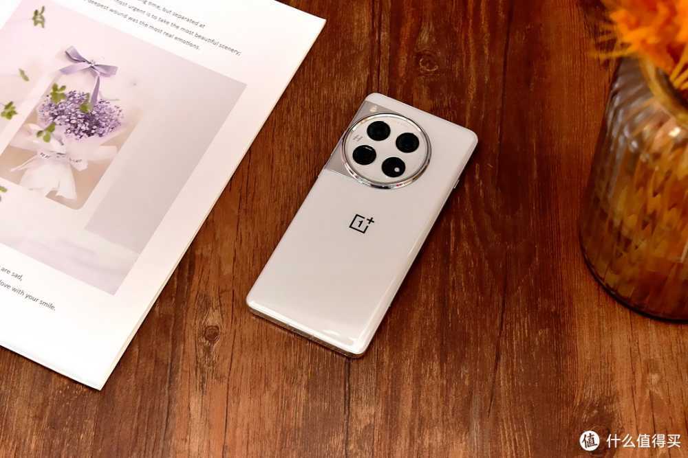 一加十周年数字旗舰，哈苏全焦段超光影加持:一加12上手体验！