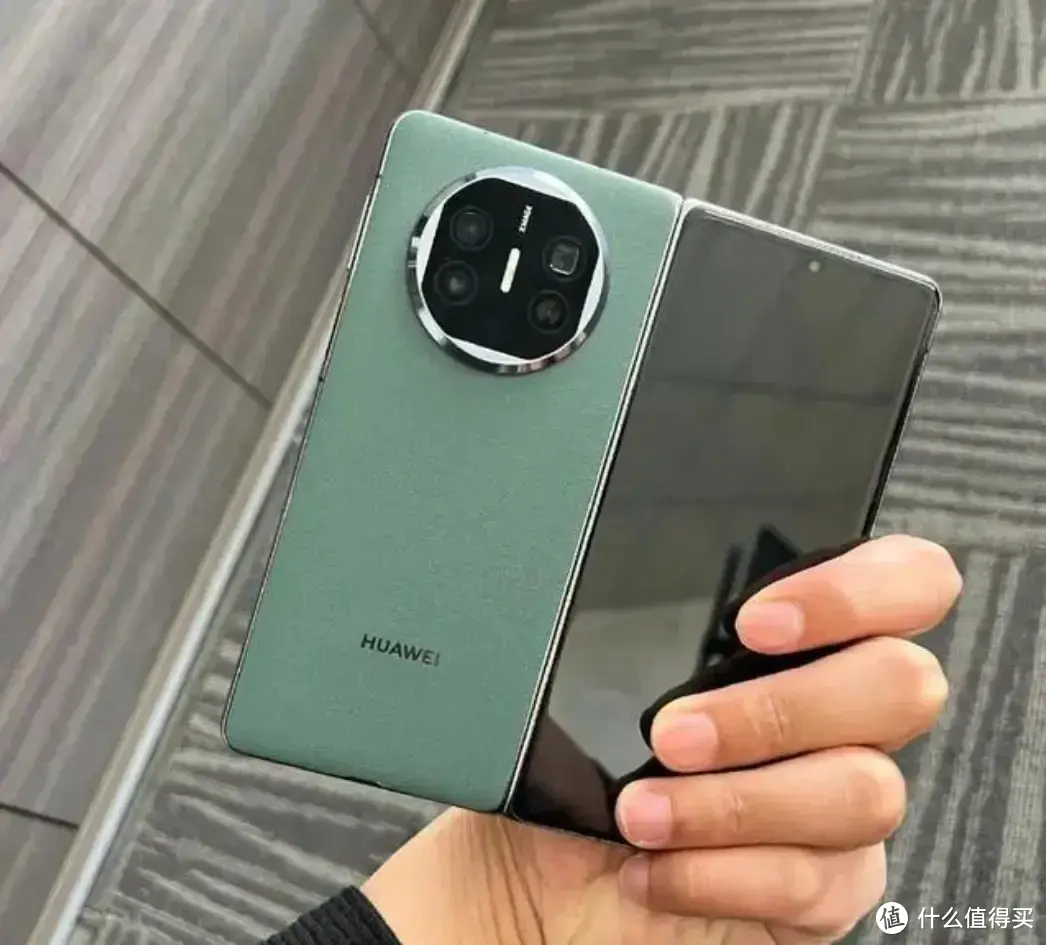 腕上手机，唱片手机、28000mAh超大电池手机，MWC 2024新机大赏