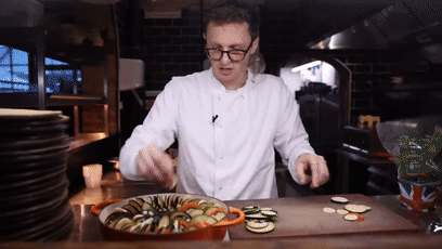 你敢吃尝尝吗！网红小哥训练老鼠当厨师：还做菜给朋友吃