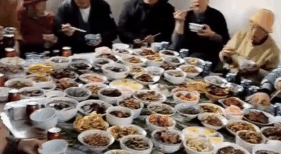 大户人家！云南一家吃年夜饭桌上摆182碗菜：43人同桌吃