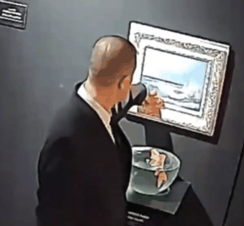 俄罗斯保安逆天操作：上班无聊竟然把艺术品吃了