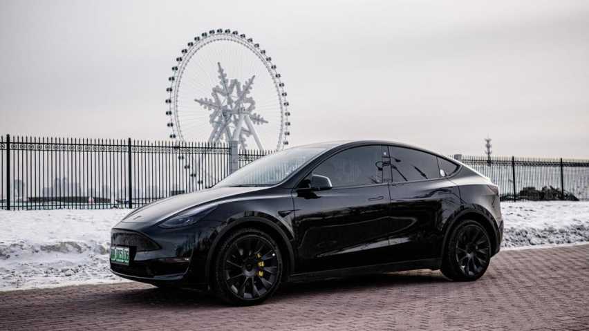 能在哈尔滨满地接送“小土豆”的电车，还得是特斯拉