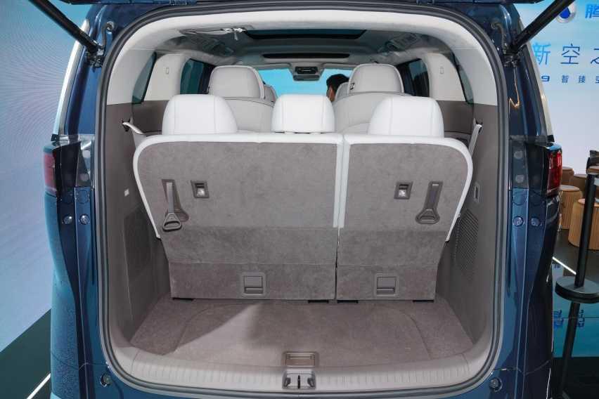 综合优惠4.5万，极速奔驰的腾势D9被踩住了刹车？