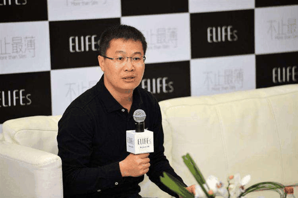 雷军亲手把小米手机交给卢伟冰！两大原因