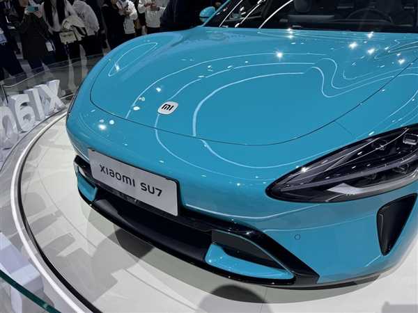年轻人第一台电跑！小米SU7 MWC展区现场观摩