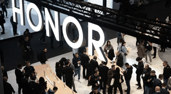 荣耀将推出首款小折叠手机：挑战三星和苹果