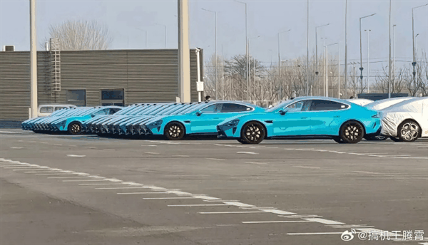 小米汽车量产在即！有网友拍到成排SU7列队工厂内：距上市开卖已不远