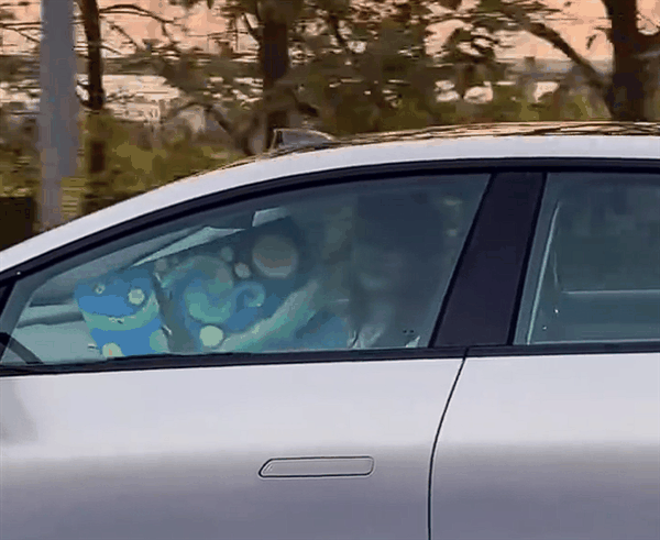 美女开车双手脱离方向盘 官方回应:不符合要求、已联系车企插图 美女开车双手脱离方向盘 官方回应:不符合要求、已联系车企