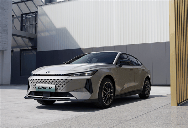 10.89万起 新一代长安UNI-V燃油版开售：国产小A7来了