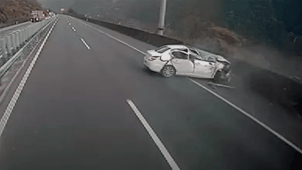 七旬老人高速路见缝插针变道酿事故：自称活该十分后悔