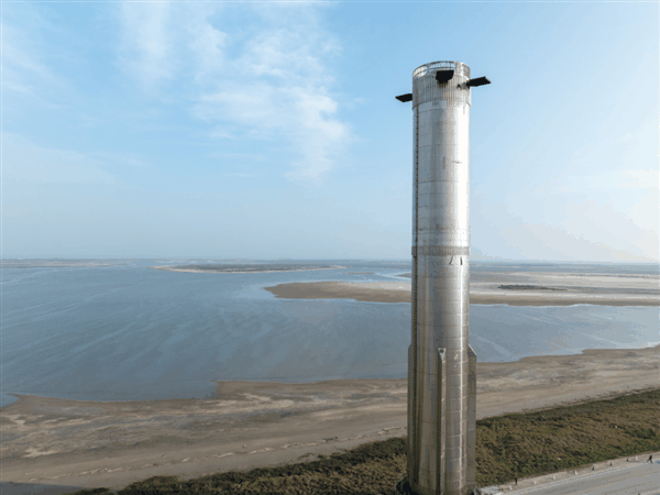 SpaceX四枚火箭同时矗立发射场！星舰合体 准备第三飞