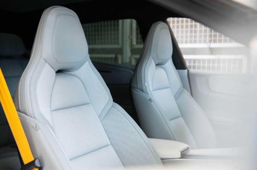 极星4与特斯拉Model Y掰手腕:“北欧风”到底比“毛坯房”香多了!插图4 极星4与特斯拉Model Y掰手腕:“北欧风”到底比“毛坯房”香多了!