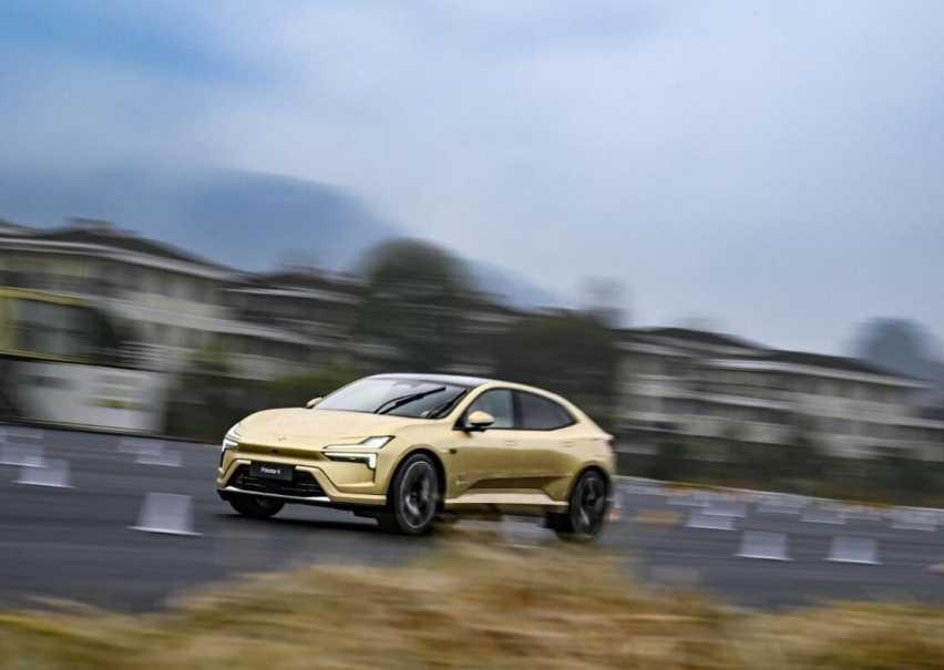 极星4与特斯拉Model Y掰手腕:“北欧风”到底比“毛坯房”香多了!插图16 极星4与特斯拉Model Y掰手腕:“北欧风”到底比“毛坯房”香多了!