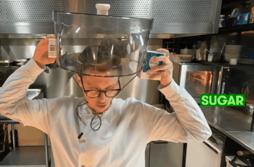 你敢吃尝尝吗！网红小哥训练老鼠当厨师：还做菜给朋友吃