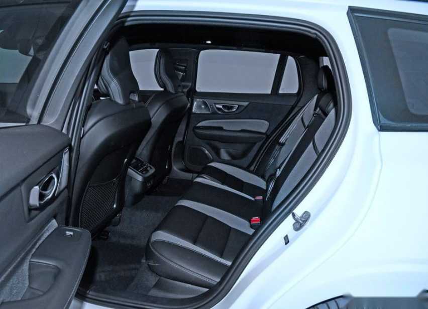 想要舒适旅行?沃尔沃V60旅行车的造型和空间满足你的需求!插图7 想要舒适旅行?沃尔沃V60旅行车的造型和空间满足你的需求!