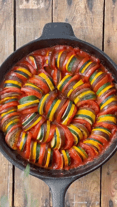 你敢吃尝尝吗！网红小哥训练老鼠当厨师：还做菜给朋友吃