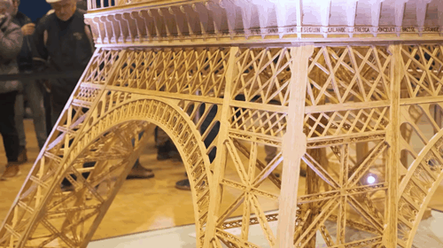 大神花8年用70万根火柴还原埃菲尔铁塔：差点成为年度大冤种