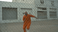 最抽象的越狱！巴西一小哥钻洞逃跑被卡住：狱警救了三小时