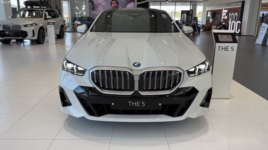 大灯比奥迪玩的还溜，氛围灯比奔驰还炫，带你看全新宝马5系