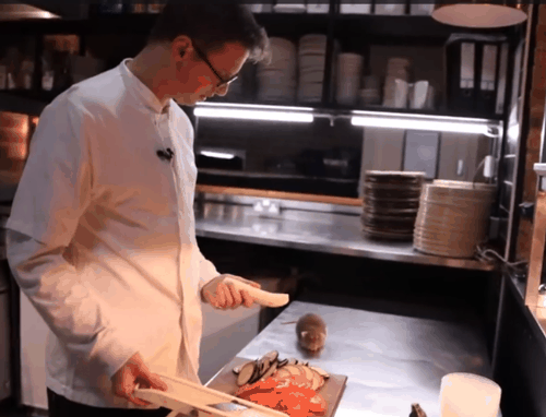 你敢吃尝尝吗！网红小哥训练老鼠当厨师：还做菜给朋友吃