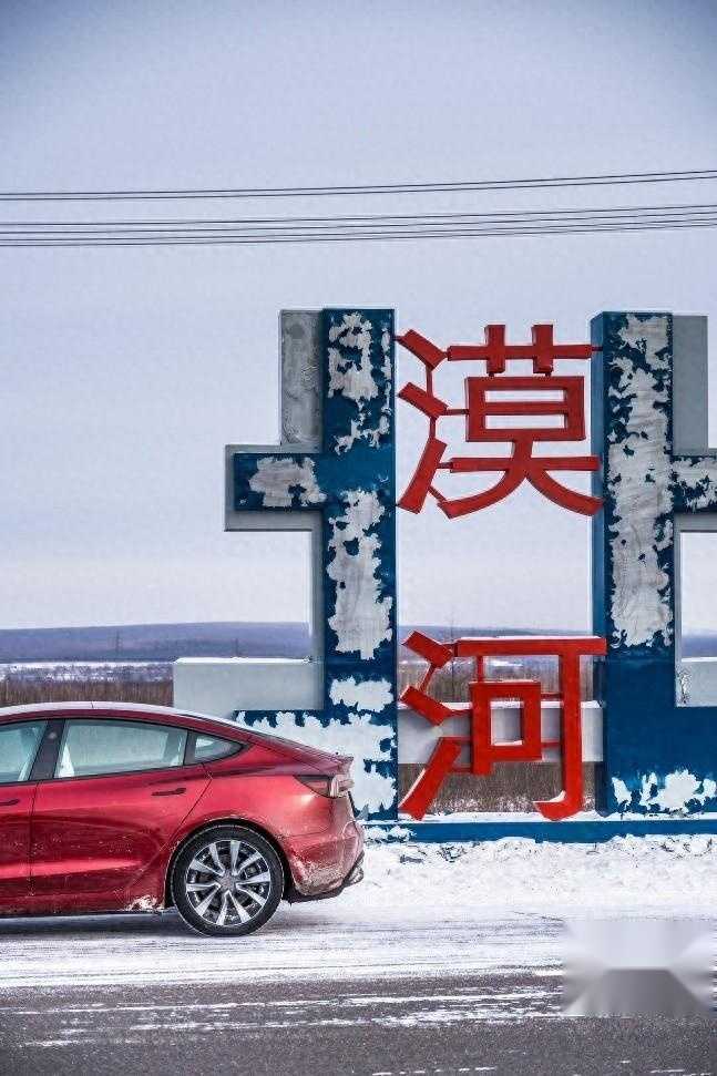 能在哈尔滨满地接送“小土豆”的电车，还得是特斯拉
