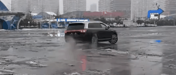 问界M9秀操作:湿滑路面打滑极短时间可调整四轮扭矩 瞬间恢复抓地力插图1 问界M9秀操作:湿滑路面打滑极短时间可调整四轮扭矩 瞬间恢复抓地力