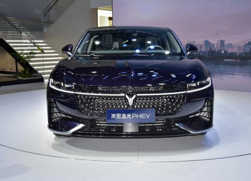 岚图也推出了中大型轿车，价格跟岚图FREE差不多