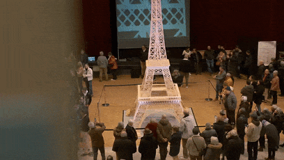 大神花8年用70万根火柴还原埃菲尔铁塔：差点成为年度大冤种