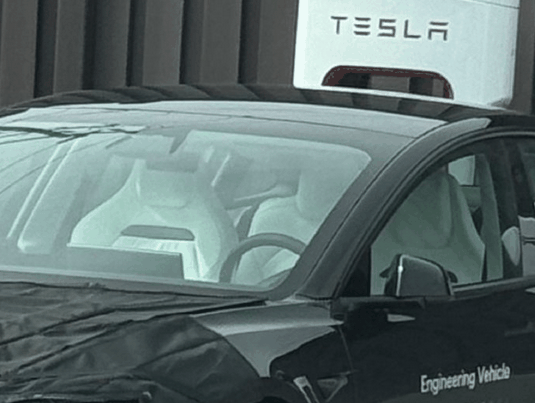 首搭赛车同款运动座椅：特斯拉 Model 3高性能版谍照曝光