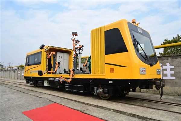 中国中车新一代铁路隧道“问诊神器”成功下线：车上长了五条“胳膊”