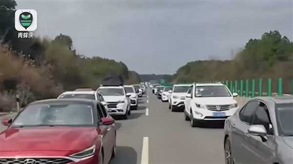 返程高峰来临:实拍多路段车辆拥堵缓行 尾灯连成一条红线插图6 返程高峰来临:实拍多路段车辆拥堵缓行 尾灯连成一条红线