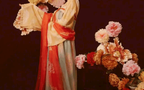 河南春晚没有主持人 《入梦风华》却火了：杨幂唐装绝美舞台