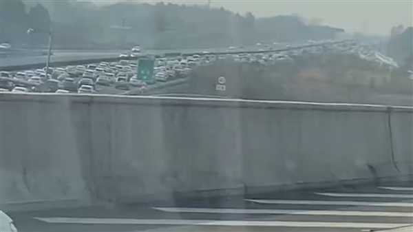 返程高峰来临:实拍多路段车辆拥堵缓行 尾灯连成一条红线插图5 返程高峰来临:实拍多路段车辆拥堵缓行 尾灯连成一条红线