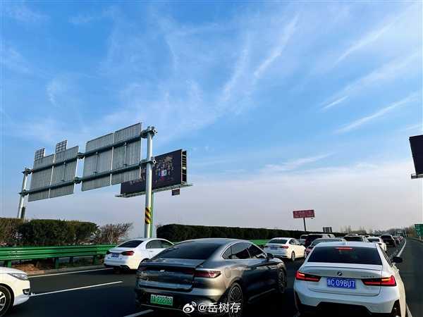 返程高峰来临:实拍多路段车辆拥堵缓行 尾灯连成一条红线插图8 返程高峰来临:实拍多路段车辆拥堵缓行 尾灯连成一条红线