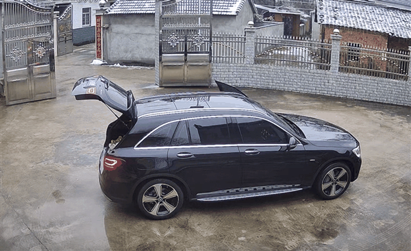 男子听老婆的话挪车成功躲过一劫:奔驰GLC差点被冰块砸坏插图 男子听老婆的话挪车成功躲过一劫:奔驰GLC差点被冰块砸坏