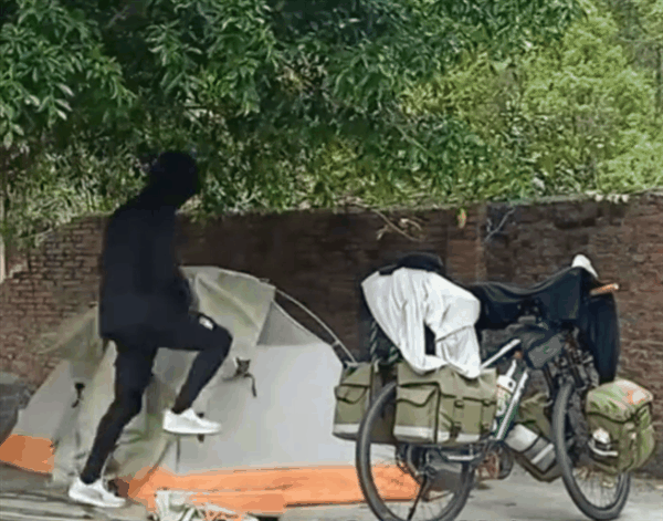 广东一大学生骑行900公里返校 一天最远曾骑200公里