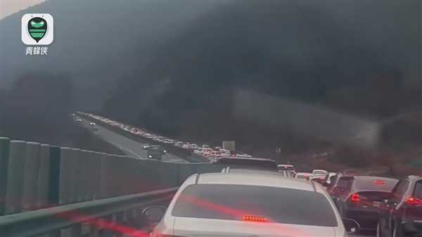 返程高峰来临:实拍多路段车辆拥堵缓行 尾灯连成一条红线插图7 返程高峰来临:实拍多路段车辆拥堵缓行 尾灯连成一条红线