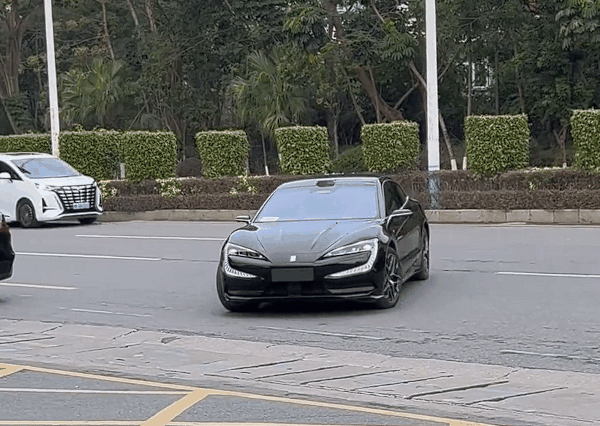 真头号玩家！比亚迪“一号试车员”王传福亲试仰望U7