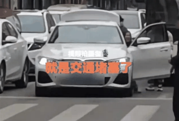宝马女车主将车停路中间购物致整条街堵塞 没有不合适：网友看怒