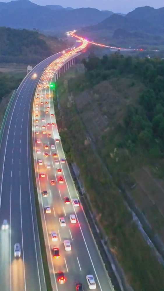 返程高峰来临:实拍多路段车辆拥堵缓行 尾灯连成一条红线插图4 返程高峰来临:实拍多路段车辆拥堵缓行 尾灯连成一条红线