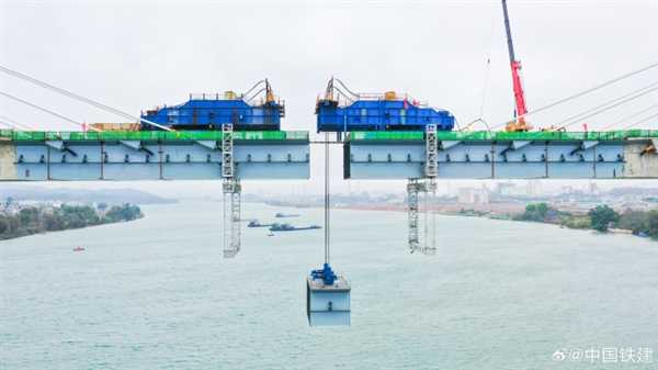 南深高铁南玉段六景郁江特大桥合龙：主桥长621.5米