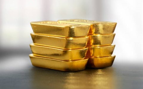 老凤祥回应店员清洗手镯时蹭掉logo：已置换等克重产品